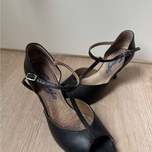 Capezio Women’s BR14 Open Toe Ballroom TStrap Dance Shoe 1.5" heel Black Size 7M